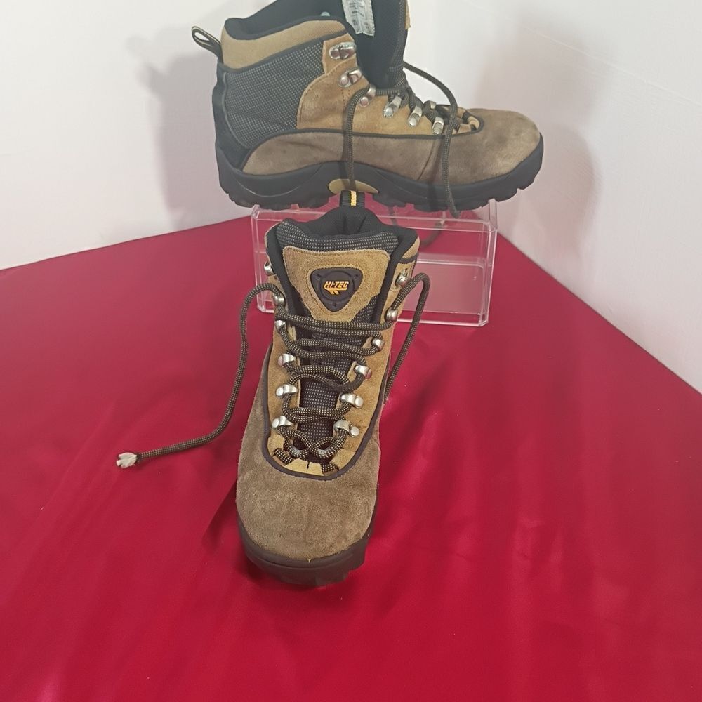Hi-Tec Womens SZ 8.5 Hiking Boots Needs New Laces. Condition is Pre-owned.